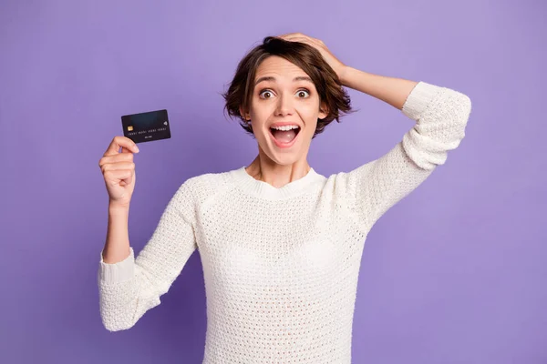 Foto retrato de impressionado feminino freelancer impressionado com cartão de débito plástico tocando cabeça isolada no fundo cor roxa pastel — Fotografia de Stock