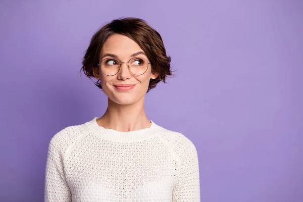Photo portrait of curious female student wearing round spectacles looking blank space isolated on pastel purple color background — Stock Photo, Image