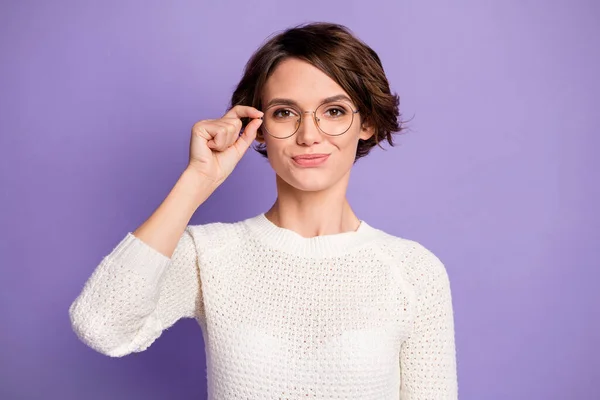 穿着明快紫色背景的眼镜毛衣的聪明而自信的聪明女学生的肖像 — 图库照片