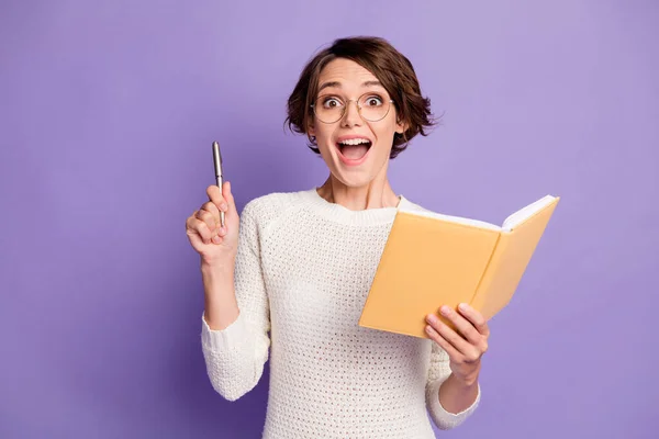 Foto-Porträt der intelligenten Schriftstellerin halten Stift bekam Idee Planer isoliert auf lebendigen lila Farbhintergrund — Stockfoto