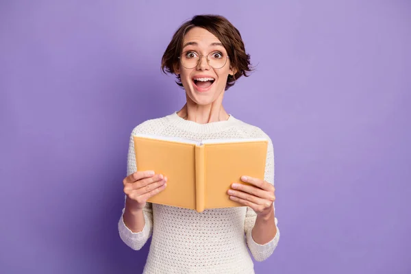 Retrato fotográfico de mujer alegre inteligente leyendo libro estudiando en gafas aisladas sobre fondo de color púrpura pastel —  Fotos de Stock