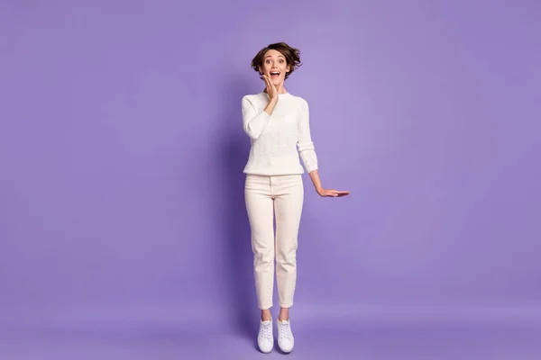 Pleine longueur taille du corps photo de fille gaie sautant en tenue blanche isolé sur fond de couleur pourpre vif — Photo