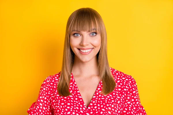 금발의 매력적 인 젊은 여자 사진에 빨간 점선 블라우스를 입고 노란색 배경에 고립된 좋은 미소 — 스톡 사진