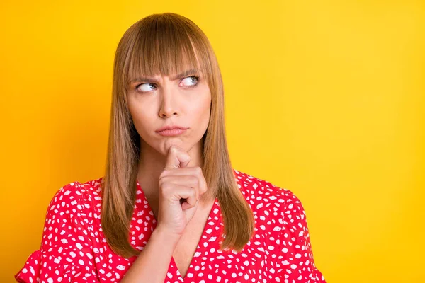 Foto van ernstige minded pensive vrouw houden vinger kin blik lege ruimte geïsoleerd op glans gele kleur achtergrond — Stockfoto