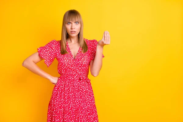 Foto di scioccato arrabbiato giovane donna vestito vestito rosso chiedere capire il suo spazio vuoto isolato colore giallo sfondo — Foto Stock