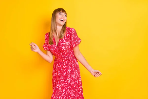 Photo de joyeuse jeune femme heureuse regarder espace vide week-end de bonne humeur se détendre été isolé sur fond de couleur jaune — Photo