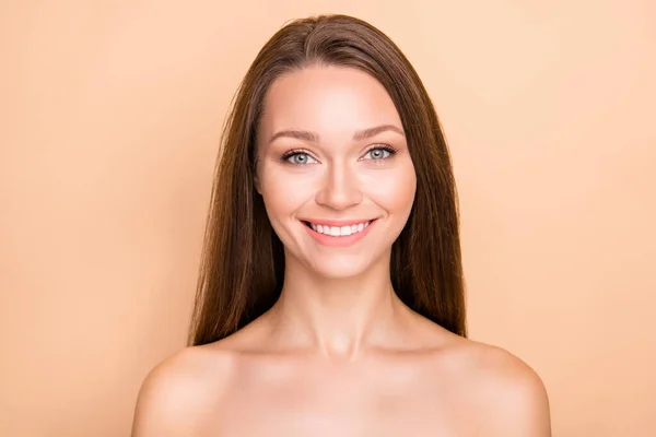 Foto de joven alegre chica feliz sonrisa positiva disfrutar de procedimiento facial piel de seda pura aislado sobre fondo de color beige —  Fotos de Stock