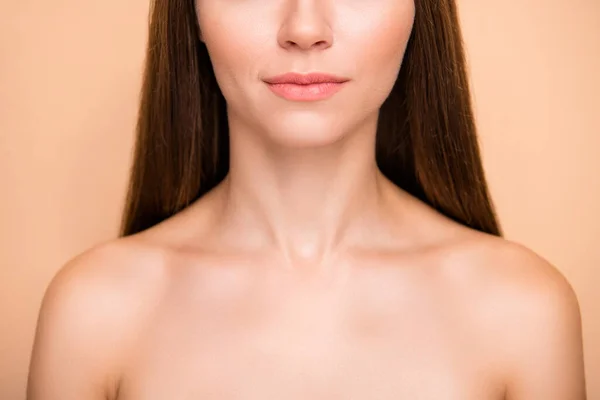 Zugeschnittene Foto von jungen attraktiven Mädchen perfekt seidige Haut Wellness-Therapie isoliert über beige Farbhintergrund — Stockfoto