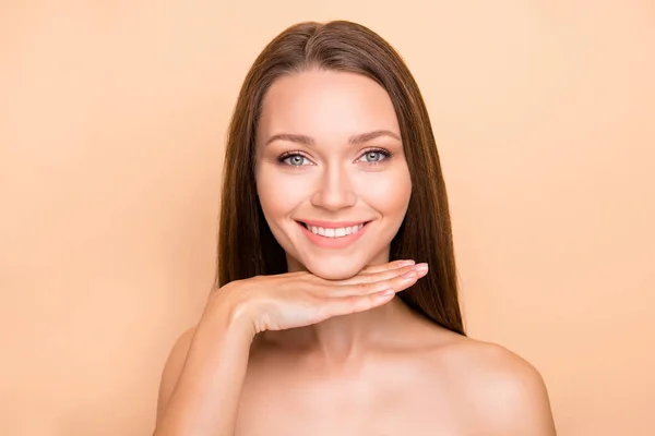 Foto van jong meisje gelukkig positieve glimlach hand onder kin genieten van het tillen procedure geïsoleerd over beige kleur achtergrond — Stockfoto