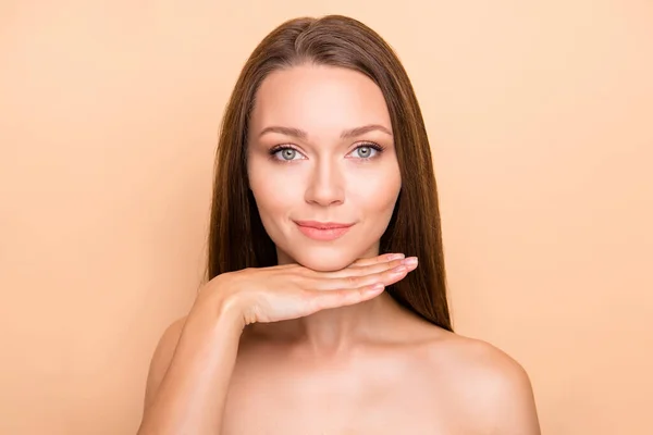 Foto de niña mano bajo la barbilla disfrutar de la terapia de spa elevación hidratación aislada sobre fondo de color beige — Foto de Stock