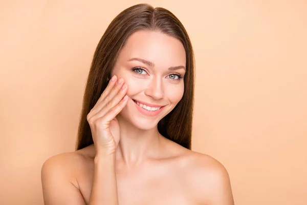 Foto de niña feliz sonrisa positiva disfrutar de procedimiento de cosmetología crema de colágeno aislado sobre fondo de color beige — Foto de Stock