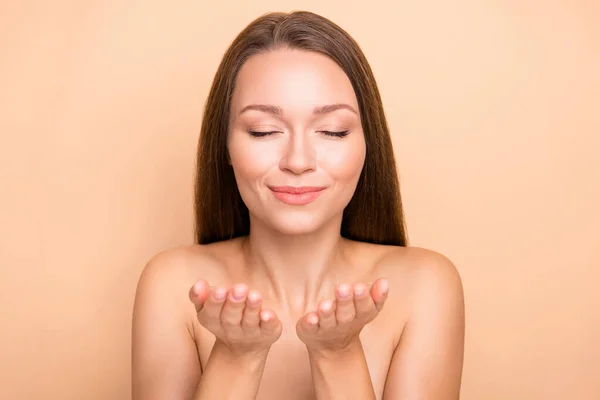 Foto di giovane ragazza felice godere di procedura di cosmetologia lavaggio lozione viso pelle pura isolato su sfondo di colore beige — Foto Stock