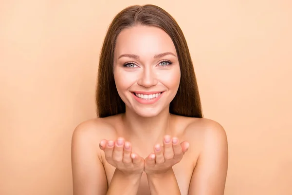 Foto mladé šťastné pozitivní úsměv dívka těšit obličejové procedury hedvábné čisté kůže izolované přes béžové barvy pozadí — Stock fotografie