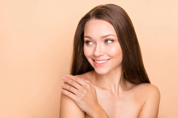 Foto de joven alegre chica feliz sonrisa positiva disfrutar de procedimiento de spa buscar espacio vacío aislado sobre fondo de color beige —  Fotos de Stock