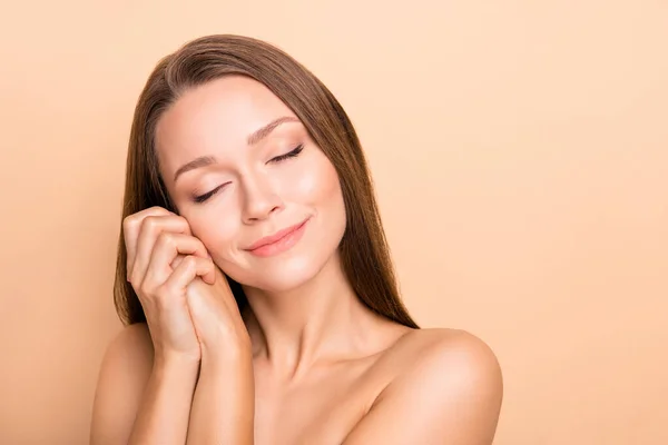 Ritratto di persona attraente occhi chiusi mani palme piegato tocco guancia indossare nulla isolato su sfondo di colore beige — Foto Stock