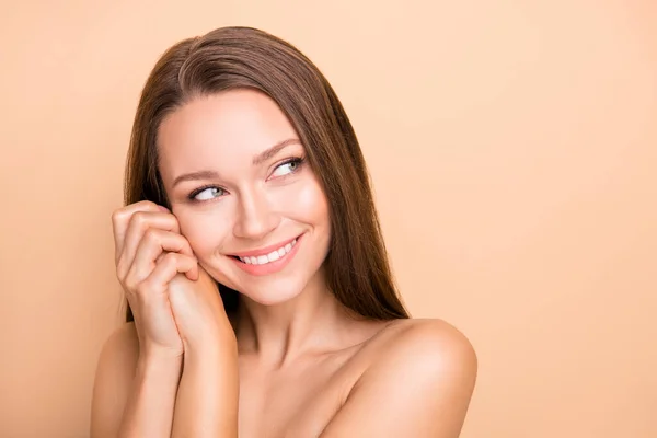 Retrato de cerca de agradable chica alegre atractiva moderna mimar la piel suave aislado sobre fondo de color pastel beige —  Fotos de Stock