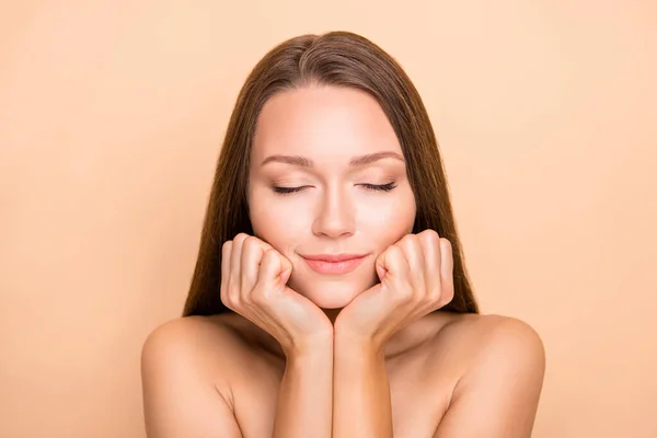 Retrato de atractiva chica de ensueño ojos cerrados efecto de elevación láser aislado sobre fondo de color pastel beige — Foto de Stock