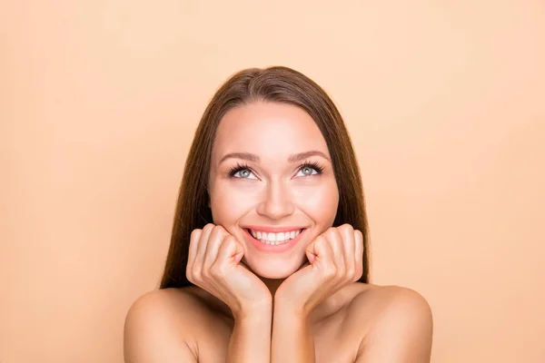 Retrato de encantadora chica alegre buscando copia espacio vacío mimador aislado sobre fondo de color pastel beige —  Fotos de Stock