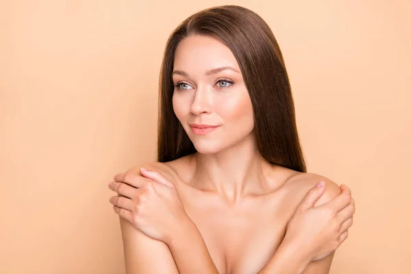 Retrato de brazos de persona bonita abrazo hombro mirada espacio vacío sin ropa aislada sobre fondo de color beige — Foto de Stock