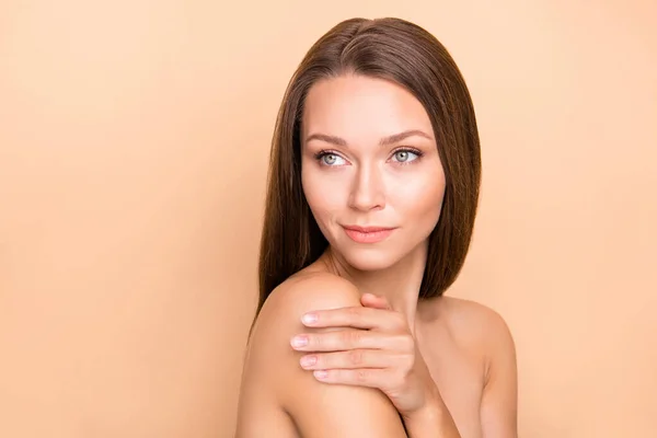 Perfil retrato de dama encantadora mano abrazo hombro mirada espacio vacío sin ropa aislada sobre fondo de color beige —  Fotos de Stock