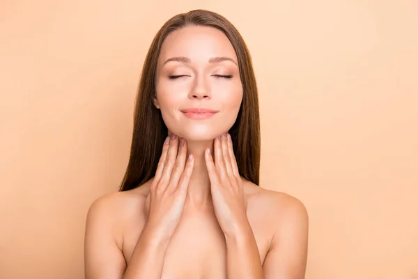 Foto de senhora muito feliz olhos fechados braços toque pescoço aplicando cosméticos sem roupas isoladas no fundo cor bege — Fotografia de Stock