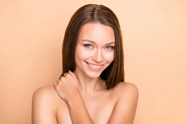 Retrato de encantadora mano linda persona aplicando tacto cuello desgaste nada aislado sobre fondo de color beige — Foto de Stock