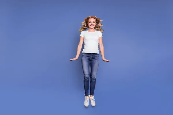 Foto de cuerpo completo de mujer atractiva joven sonrisa positiva feliz divertirse saltar aislado sobre fondo de color azul — Foto de Stock