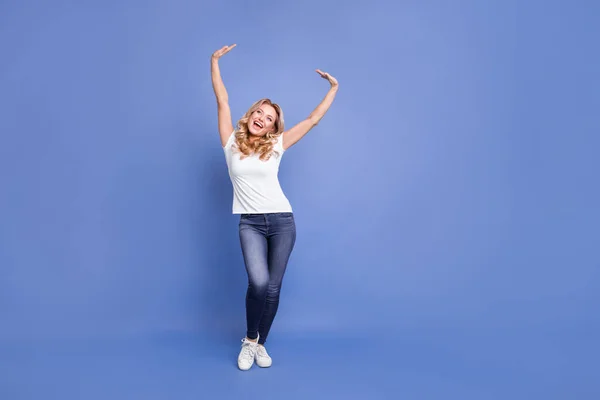 Foto de cuerpo completo de la joven mujer emocionada feliz sonrisa positiva disfrutar de regocijo buscar espacio vacío aislado sobre fondo de color azul — Foto de Stock