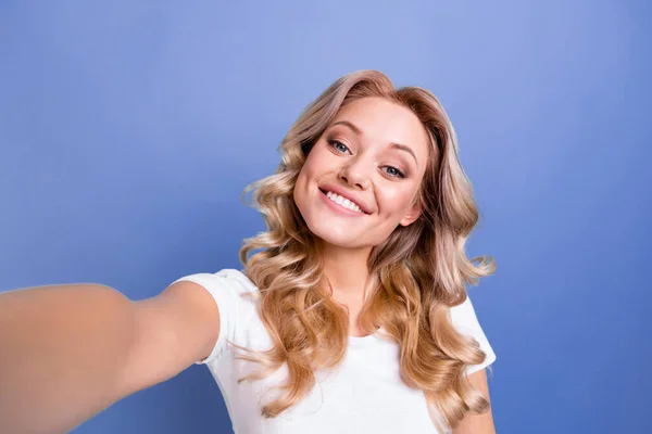 Autorretrato de atractiva chica de pelo ondulado alegre bastante alegre posando aislado sobre fondo de color pastel azul — Foto de Stock