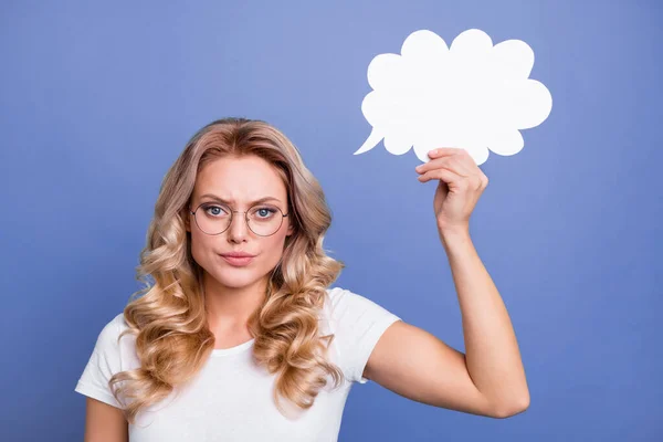 Foto van jonge aantrekkelijke vrouw serieus vasthouden papier wolk denken idee plan geïsoleerd over blauwe kleur achtergrond — Stockfoto