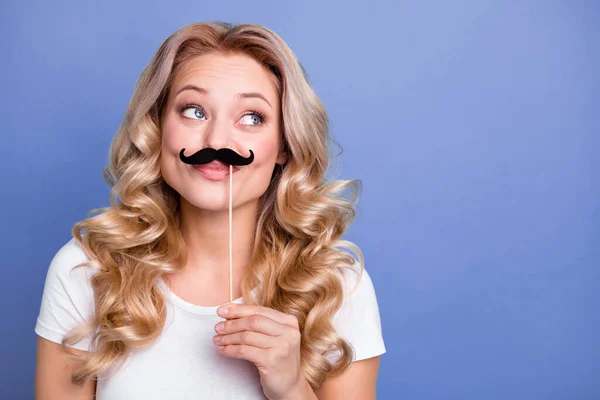 Photo de jeune fille attrayante sourire heureux avoir l'air amusant espace vide tenir moustache de papier sur bâton isolé sur fond de couleur bleue — Photo