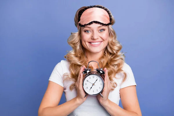 Φωτογραφία του νεαρού χαρούμενο κορίτσι ευτυχής θετικό χαμόγελο κρατήστε ρολόι ξυπνητήρι ύπνο απομονωμένη πάνω από το μπλε φόντο χρώμα — Φωτογραφία Αρχείου