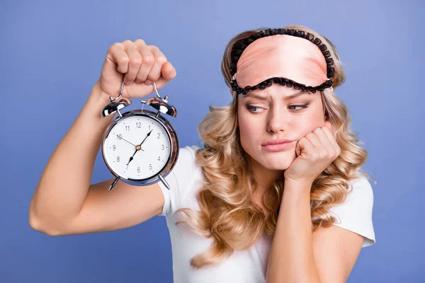 Πορτρέτο του αρκετά τεμπέλης κουρασμένος κυματιστά μαλλιά κορίτσι κρατώντας στο χέρι ρολόι νωρίς σηκωθείτε κλήση αφύπνισης απομονώνονται πάνω από το μπλε φόντο χρώμα — Φωτογραφία Αρχείου