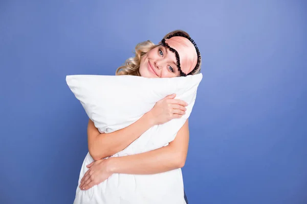 Zdjęcie młodej atrakcyjnej kobiety szczęśliwy pozytywny uśmiech przytulić poduszkę rano obudzić odizolowany nad niebieskim tle koloru — Zdjęcie stockowe