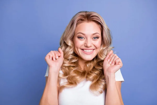 Foto de la joven feliz emocionada chica alegre asombrada mantenga los puños en la victoria ganar en la lotería aislado sobre fondo de color azul — Foto de Stock