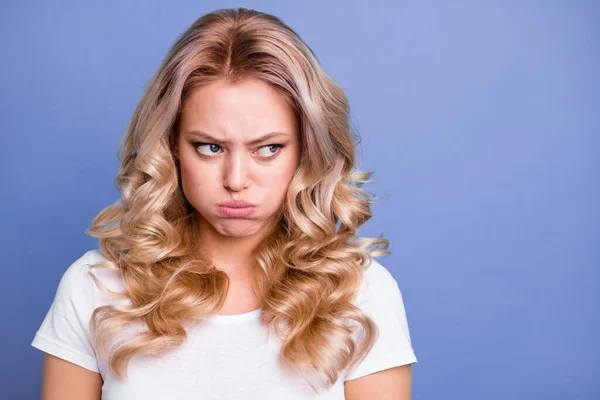 Foto de chica loca enojada infeliz joven mirada copyspace tener conflicto de relación aislado sobre fondo de color azul — Foto de Stock