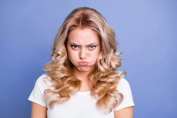 Foto de jovem infeliz chateado irritado desapontado menina desapontado segurar respiração pout lábios isolados no fundo de cor azul — Fotografia de Stock