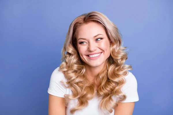 Foto de jovens felizes sorrir alegre bonita linda linda menina sonhadora olhar copyspace isolado no fundo de cor azul — Fotografia de Stock