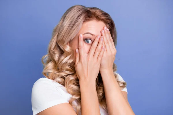 Foto van jong bang bang bezorgd angstig meisje dekking van dichtbij gezicht met handen kijken horror film geïsoleerd op blauwe kleur achtergrond — Stockfoto