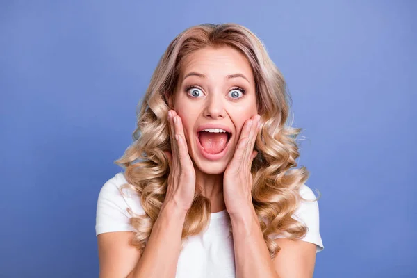 Fénykép a fiatal boldog izgatott őrült meglepett lány fogd kezét arcát látni hatalmas eladó elszigetelt kék színű háttér — Stock Fotó