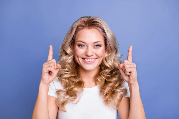 Foto de joven feliz buen humor positivo sonrisa chica dedo copyspace anuncio aislado sobre fondo de color azul — Foto de Stock