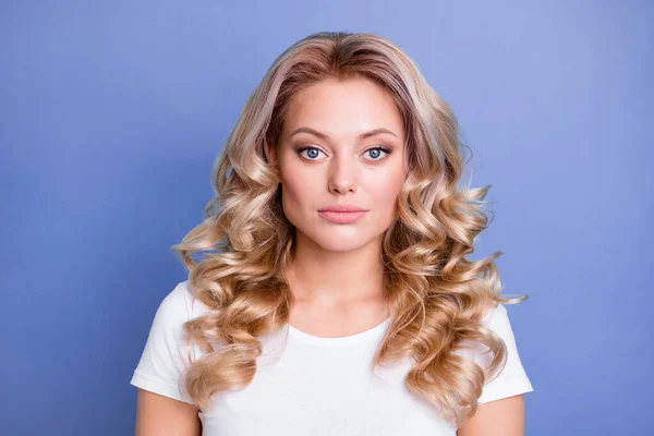 Fotografie mladé okouzlující docela krásná obchodnice s blond vlnité vlasy izolované na modrém pozadí — Stock fotografie