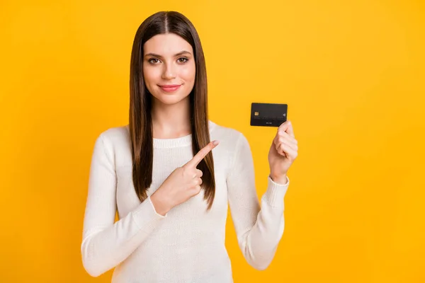 Foto av söt flicka hand hålla betalkort visar telefon display isolerad på ljusgul färg bakgrund — Stockfoto