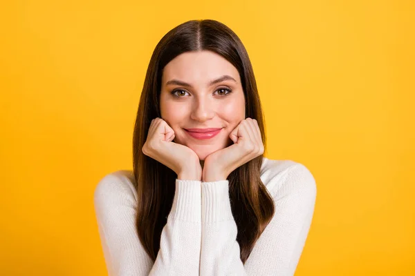 Portrait de jeunes femmes satisfaites mains sous le menton regarder caméra sourire isolé sur fond de couleur jaune — Photo