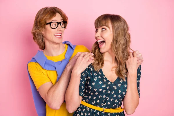 Foto retrato de casal abraçando uns aos outros encantador sorrindo na data isolada no fundo cor-de-rosa pastel — Fotografia de Stock