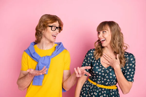 Retrato de casal alegre atraente discutindo boas notícias contando história se divertindo rindo isolado sobre fundo cor pastel rosa — Fotografia de Stock