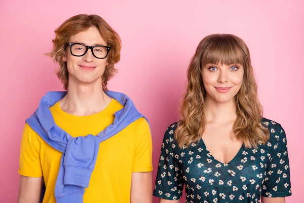 Foto av två nöjda optimistiska ungdomar leende ser kameran isolerad på pastell rosa färg bakgrund — Stockfoto