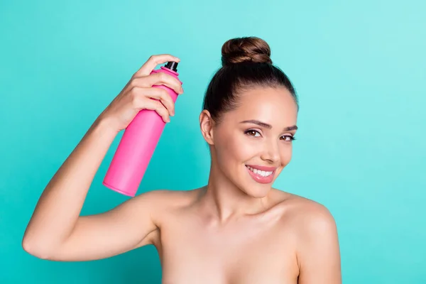 Portret atrakcyjnej nago wesoły dziewczyna przy użyciu spray domowych coiffure przygotować izolowane na jasnym ciemnym tle turkusowy kolor — Zdjęcie stockowe