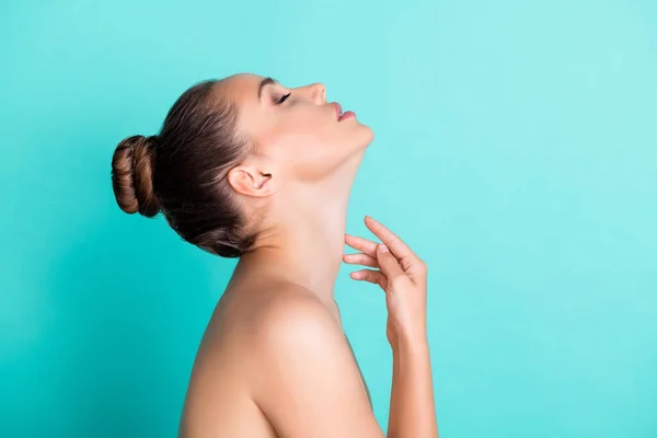 Προφίλ πλαϊνή όψη πορτρέτο του ελκυστικό κορίτσι αγγίζοντας το λαιμό φρέσκο καθαρό ντους μπάνιο του δέρματος που απομονώνονται πάνω από φωτεινό δάκρυ τιρκουάζ φόντο χρώμα — Φωτογραφία Αρχείου