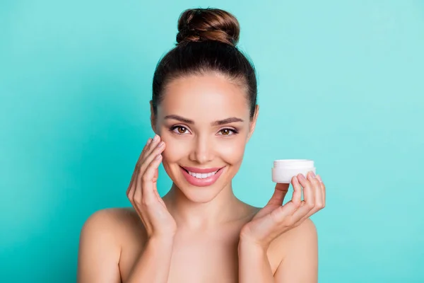 Retrato de chica alegre atractiva aplicando crema efecto de frescura pureza aislado sobre fondo de color turquesa verde azulado brillante —  Fotos de Stock